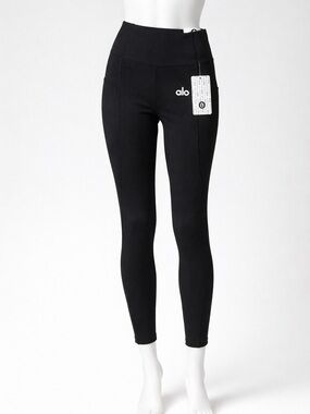 Black High-Waisted Leggings – Alo Style (Buttery Soft)